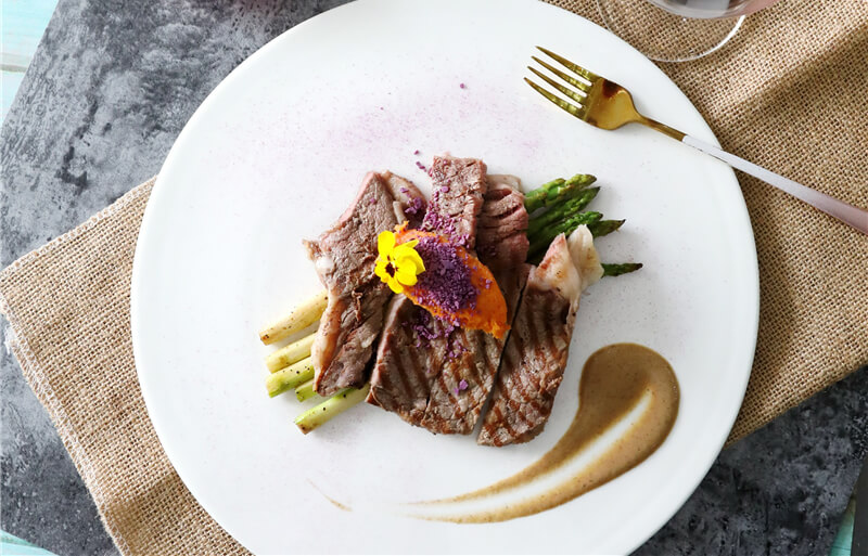 肉眼牛排配红酒汁